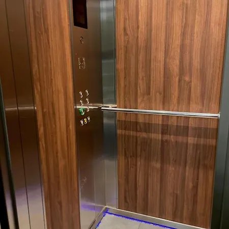 1 In Center * ורשה