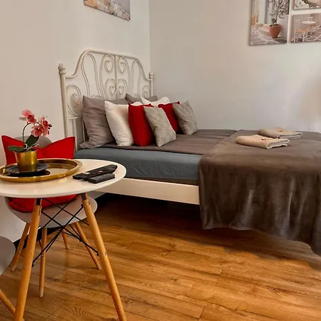 1 In Center Apartment
